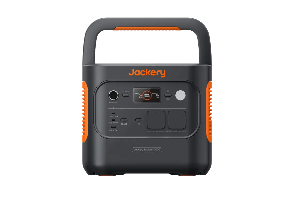 Jackery Explorer 2000 v2 Powerstation — Frontansicht mit AC-Ausgängen, Display und Jackery-Logo in charakteristischem Orange