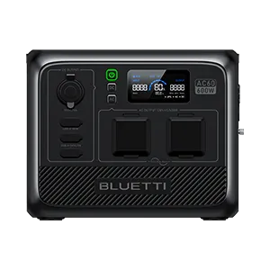 Bluetti AC60 Powerstation — Frontansicht mit Display, AC-Ausgängen und Wireless-Charging-Pad auf der Oberseite