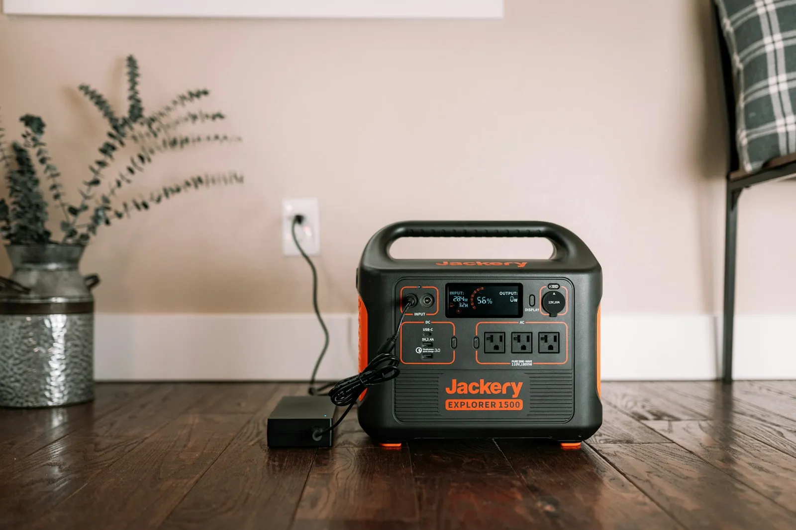 Jackery Explorer Powerstation auf Holzboden im Wohnbereich — Indoor-Notstrom ohne Abgase