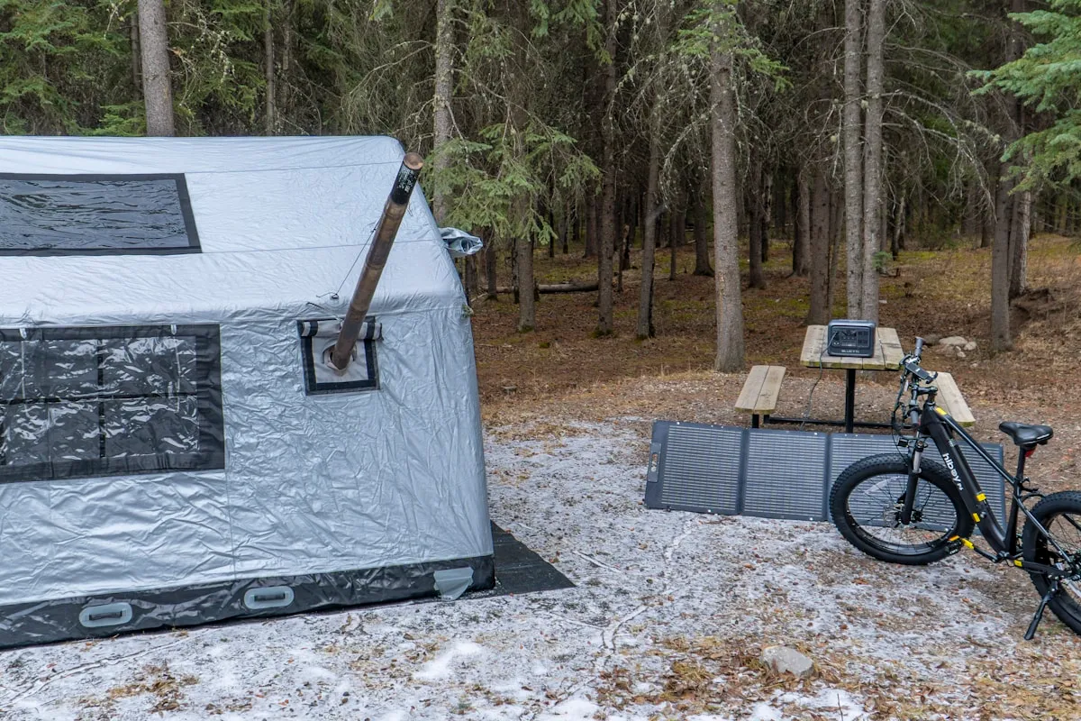 Camping-Setup mit Solarpanel und Powerstation im Wald — Beispiel für autarke Stromversorgung