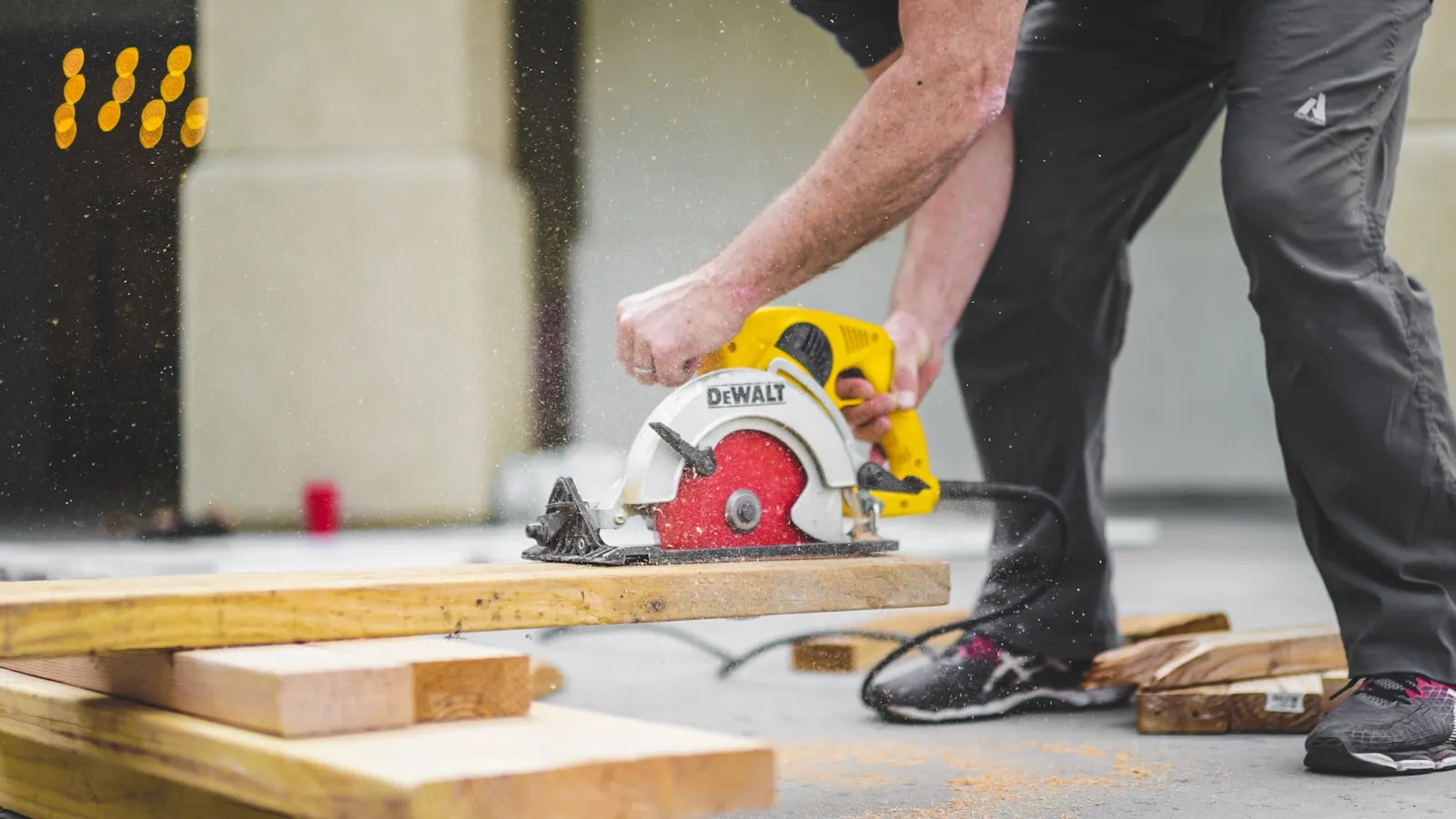 Handwerker arbeitet mit einer Kreissäge auf der Baustelle, netzunabhängige Stromversorgung per Powerstation