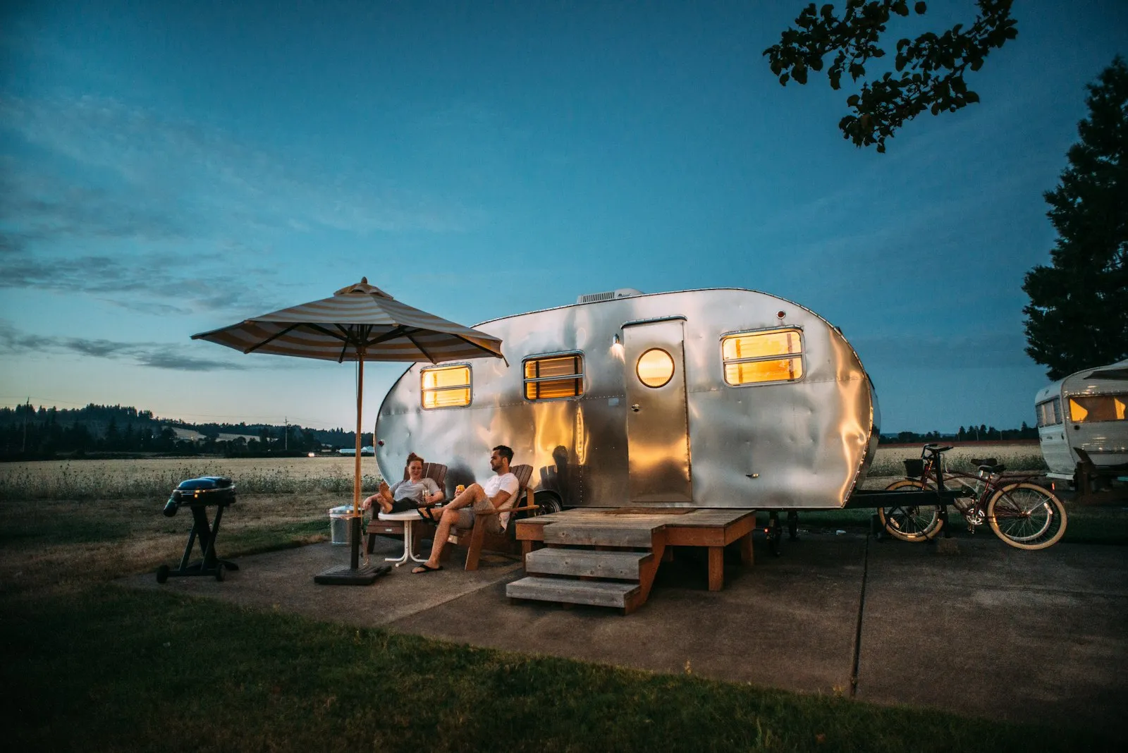 Wohnmobil-Camper am Abend mit Stellplatz-Setup — typisches Camper-Szenario für autarke Stromversorgung