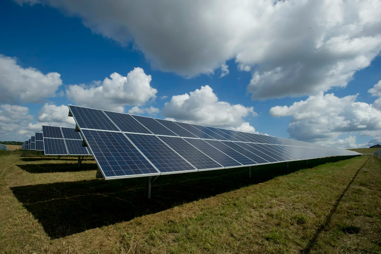 Faltbares Solar-Panel auf einer Wiese mit Sonnenuntergangs-Hintergrund — Solar-Ladeszenario für die 1-kWh-Powerstation-Klasse
